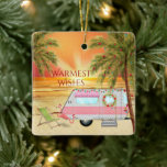 Adorno De Cerámica Navidades de RV Camper Beach personalizados<br><div class="desc">Este adorno de cerámica para Navidades de vacaciones Warmest cuenta con un bonito RV Camper en la playa. Está decorado con luces, una guirnalda y dos decoraciones de jardín rosa de Santa Flamingo. El camper está rodeado de palmeras con luces festivas y al fondo el sol se pone (o se...</div>