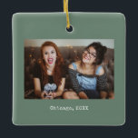 Adorno De Cerámica Navidades de Sage Green Photo Keepsake<br><div class="desc">Simple orgánico Sage Green Bold Funny Minimalista Photo Keepsake Navidades Ornamento cerámico,  un hermoso regalo personalizado para amigos,  familia,  pareja,  novia,  novio,  compañero,  jefe y más.</div>