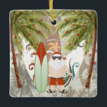 Adorno De Cerámica Navidades de Santa y Surfboard Beach personalizado<br><div class="desc">Este adorno navideño de Merry cuenta con un surf en Santa y palmeras con luces de vacaciones,  una tabla de surf y un fondo de palmera. Se puede personalizar con un nombre y un año. ^</div>