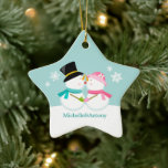 Adorno De Cerámica Navidades de Snowmen besando<br><div class="desc">Ornamento navideño personalizado con un adorable y único ilustracion vectorial de un par de hombres de nieve besándose en la nieve sobre un fondo azul invernal. Personalízalo con tus nombres, fecha de aniversario del boda, o cualquier texto de tu elección para hacer la primera Navidad o pareja perfecta adorno. ©Sanqunetti...</div>