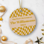 Adorno De Cerámica Navidades de tablero de ajedrez retro personalizad<br><div class="desc">Conmemorar su primera Navidad en familia con este elegante ornamento cerámico personalizado, con un diseño retro de pizarra amarilla de mostaza. Personalizar con tu apellido por una persona única que celebra tu festividad juntos. El atrevido patrón amarillo y el estilo de inspiración vintage hacen de este adorno un lugar de...</div>