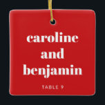 Adorno De Cerámica Navidades de tarjetas Personalizado único Boda roj<br><div class="desc">Haga de su boda de invierno algo especial con este único adorno de cerámica personalizado en rojo y blanco, y doble como una tarjeta de lugar personalizada para sus invitados. Con su nombre en una tipografía elegante, sirve como una cuidadosa tarjeta de acompañantes y un placer que pueden apreciar. Perfecto...</div>