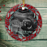 Adorno De Cerámica Navidades de ultrasonido de revelación de Recién n<br><div class="desc">¡Un adorno navideño adornado con un diseño de guirnaldas verdes y rojas muy bien hechas! Este adorno es más que una decoración festiva, es una representación sincera de un milagro en proceso. Se puede personalizar con tu pequeño grupo de fotos de ultrasonido o sonograma propio de alegría, junto con el...</div>