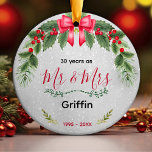 Adorno De Cerámica Navidades del Aniversario de la boda Cuta<br><div class="desc">Navidades Aniversarios bodas Cutos Ornamento Cerámico. Un bonito regalo barato y de diseño para las parejas. Se trata de un elegante recuerdo del aniversario de una boda que puede ser personalizado con su información especial de aniversario.</div>