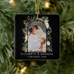 Adorno De Cerámica Navidades del Personalizado de Eucalyptus Greenery<br><div class="desc">Nuestro "Ornamento cerámico de Personalizado de la vegetación Eucalyptus Botánico" es una expresión encantadora de la estética del cottagecore, con una hermosa vegetación eucaliptus y una cortina de acuarela botánica. El diseño muestra una corona de flores minimalista que añade un toque elegante a la temporada de vacaciones. En negro clásico...</div>