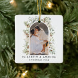 Adorno De Cerámica Navidades del Personalizado de Eucalyptus Greenery<br><div class="desc">Eleva tu decoración de vacaciones con nuestro "Navidades de Personalizado de Eucalipto Botánico de Verdor". Inspirado por el encanto de la estética del cottagecore, este adorno cuenta con una corona acuarela botánica y una corona de follaje minimalista, que le confieren elegancia intemporal a su árbol de Navidad. Puedes personalizarlo con...</div>