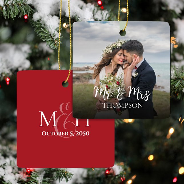Adorno De Cerámica Navidades Elegant Photo Mr. y Mrs. Simple (Elegant Mr and Mrs Christmas photo ornament with simple calligraphy couple design.)