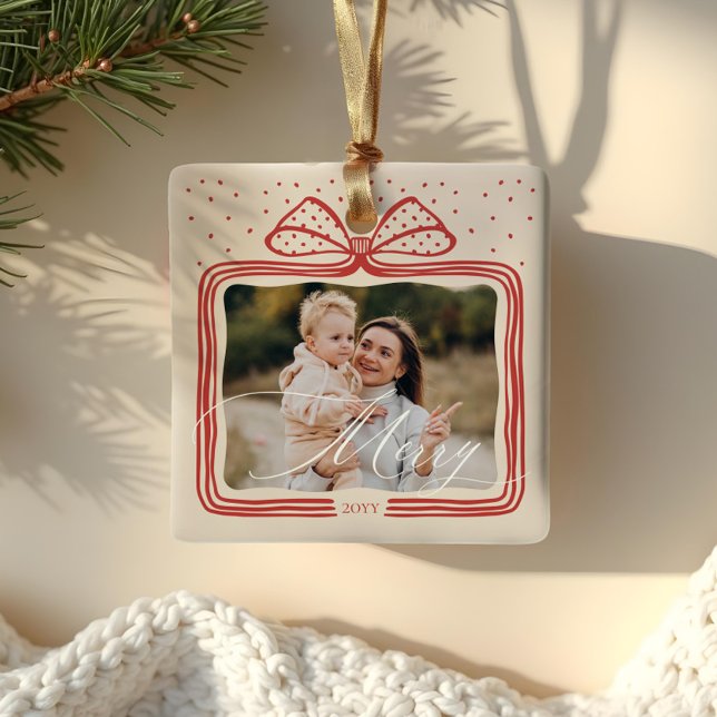 Adorno De Cerámica Navidades elegantes de escritura de cerezo doblan  (Merry Script Elegant Christmas Bow Photo Keepsake Ceramic Ornament)