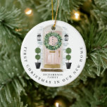 Adorno De Cerámica Navidades En La Nueva Calle De La Puerta Rosada De<br><div class="desc">Perfecto adorno para nuevas parejas, recién casados y familias que celebran su primera Navidad en su nuevo hogar. Nuestro diseño cuenta con nuestra propia puerta de entrada color agua pintada a mano rosa con una corona de vacaciones de Navidades festivos. Con toques de oro en la ranura del buzón, el...</div>