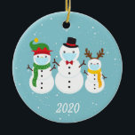 Adorno De Cerámica Navidades Face Mask Snowman Family 2020<br><div class="desc">Este diseño fue creado a través del arte digital, se puede personalizar en el área que se proporciona o personalizar cambiando la foto o añadiendo tus propias palabras. Contáctame en colorflowcreations@gmail.com si quieres tener este diseño en otro producto. Compra mi pintura de acrílico abstracta original a la venta en www.etsy.com/shop/colorflowart....</div>