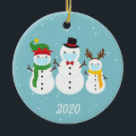 Adorno De Cerámica Navidades Face Mask Snowman Family 2020<br><div class="desc">Este diseño fue creado a través del arte digital, se puede personalizar en el área que se proporciona o personalizar cambiando la foto o añadiendo tus propias palabras. Contáctame en colorflowcreations@gmail.com si quieres tener este diseño en otro producto. Compra mi pintura de acrílico abstracta original a la venta en www.etsy.com/shop/colorflowart....</div>