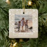 Adorno De Cerámica Navidades familiares Foto de Ivory<br><div class="desc">Tu foto favorita sobre hojas blancas, bayas y puntos en CUALQUIER fondo COLOR (mostramos marfil), este adorno navideño personalizado hace un regalo memorable para la familia y amigos o crea para ti mismo - ¡grandes favores de fiesta también! CONSEJO: Subir una foto de alta resolución recortada en forma cuadrada. MÁS...</div>