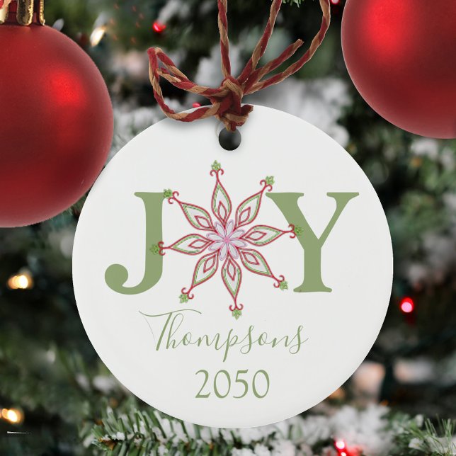 Adorno De Cerámica Navidades Fotografía verde rojo Joy Typografía (Christmas holiday Joy typography with a colorful pink, red, and green whimsical snowflake. )