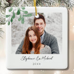 Adorno De Cerámica Navidades fotográficos de parejas<br><div class="desc">Este ornamento fotográfico de Navidad de las parejas está decorado con mistletoe acuarela y tipografía de escritura elegante. Personalizable fácil con tu foto, nombre y año. Utilice la Herramienta de diseño para cambiar el tamaño, estilo o color del texto. Porque creamos nuestra obra de arte no encontrarás esta imagen exacta...</div>