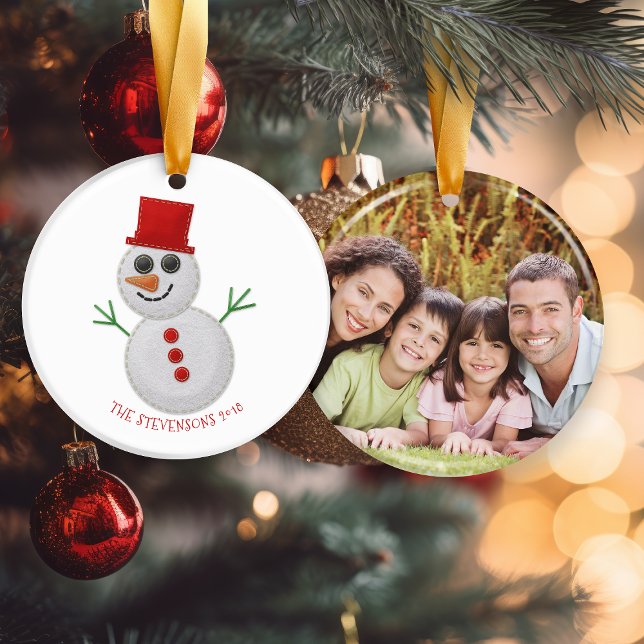 Adorno De Cerámica Navidades inteligentes sintieron la foto navideña  (Cute Christmas Felt Snowman Holiday Photo Ceramic Ornament)