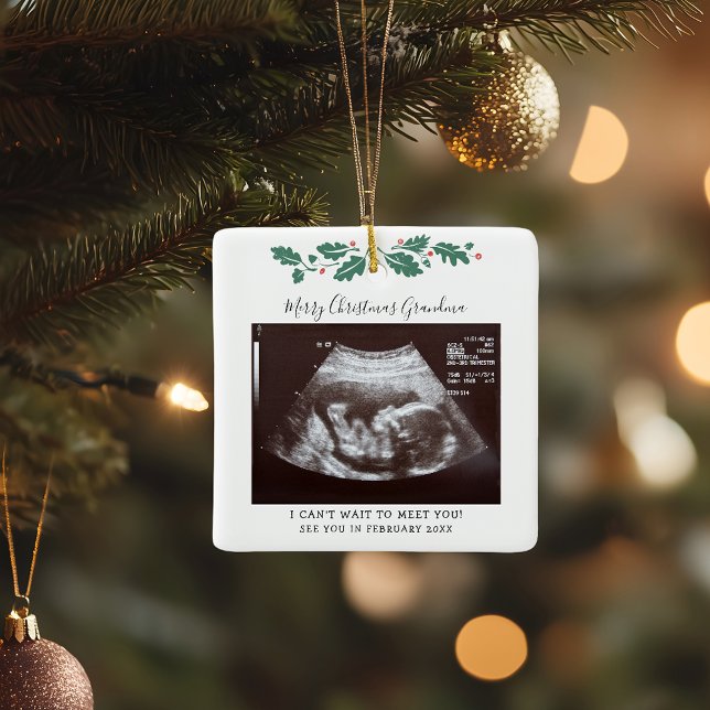 Adorno De Cerámica Navidades Invitación de embarazo Baby Scan Abuela (Pregnancy Announcement Sonogram Greenery Christmas Square Ornament)