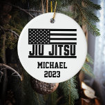 Adorno De Cerámica Navidades Jiu Jitsu Personalizado<br><div class="desc">Este diseño fue creado a través del arte digital, se puede personalizar en el área que se proporciona o personalizar cambiando la foto o añadiendo tus propias palabras. Contáctame en colorflowcreations@gmail.com si quieres tener este diseño en otro producto. Ver más de mis creaciones o seguirme en www.facebook.com/colorflowcreations, www.instagram.com/colorflowcreations, www.twitter.com/colorflowart, y・....</div>