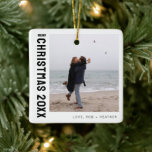 Adorno De Cerámica Navidades minimalistas modernos de una foto person<br><div class="desc">Celebra la temporada de vacaciones con nuestro Minimalista ornamento de cerámica de Navidades modernos de fotografía personalizada. Con un diseño clásico en blanco y negro, este adorno combina un elegante minimalismo con un toque de encanto tradicional. La estética limpia y sencilla la convierte en una adición versátil a cualquier árbol...</div>