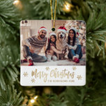 Adorno De Cerámica Navidades modernos de fotografía y oro con copos d<br><div class="desc">Elegante guión moderno copo de nieve dorado y foto blanca Merry guión navideño adorno de cerámica navideña. Incluye una) plantilla de fotos "Feliz Navidad" texto. El texto de bienvenida de "Feliz Navidad" está escrito en un hermoso guión corto con letras a mano y en torno a copos de nieve dorados...</div>