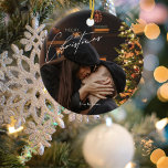 Adorno De Cerámica Navidades modernos de moda | Foto Romántica Pareja<br><div class="desc">Comparta la magia de la temporada con sus seres queridos usando esta tarjeta de Navidades moderna y de moda que incluye una foto romántica de una pareja. Perfecto para saludos de vacaciones,  este elegante diseño combina la alegría festiva con el encanto sentimental ❤️</div>