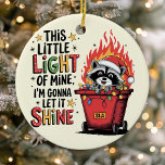 Adorno De Cerámica Navidades Monograma de Raccoon de Fuego de Dumpste<br><div class="desc">Añada un poco de caos alegre a su decoración navideña con este peculiar adorno navideño, con un travieso mapache en un baldaquino llamativo con la frase "Esta pequeña luz mía, voy a dejar que brille". Perfecto para añadir un toque de humor a la temporada, este adorno incluye espacio para un...</div>