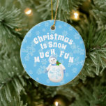 Adorno De Cerámica Navidades Nieva Mucho Diversión Snowman<br><div class="desc">Un pequeño y lindo muñeco de nieve grita a los Navidades es una Nieve muy divertida. Debería saberlo. La nieve tiembla en el cielo azul. Casi se puede escuchar el silencio de una caída de nieve. Snowman lleva pañuelo azul, mitones y gorra con una espiral holly verde y rojo vivo....</div>