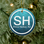 Adorno De Cerámica Navidades NJ SH Beach en Stone Harbor personalizad<br><div class="desc">Stone Harbor New Jersey SH NJ Beach Christmas Tree Ceramic Ornament ~ Se puede personalizar con un nombre,  año o cualquier texto que desee añadir.  ^</div>