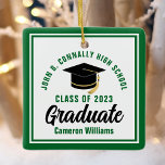 Adorno De Cerámica Navidades personalizados de Green White Graduate 2<br><div class="desc">Este moderno ornamento de Navidad de personalizado verde y blanco presenta una tipografía elegante de su nombre universitario para la clase de 2025. Personalizar con tu año de graduación junto al guión manuscrito de la moda y gorro negro para un gran regalo personalizado de graduación de felicitaciones.</div>