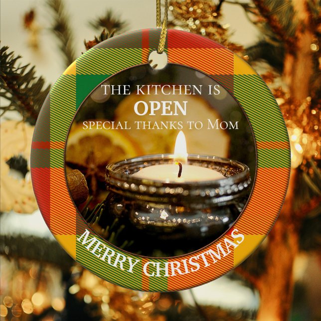 Adorno De Cerámica Navidades personalizados de la cocina fotográfica (A feel-good Christmas ornament featuring your own custom photo framed by a colorful plaid design)