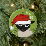 Adorno De Cerámica Navidades Personalizados de Santa Kitty, un gato s<br><div class="desc">Ho Ho Ho Ho Ho. Gracioso gato siamés con un sombrero de Santa. Un divertido adorno navideño que hace un regalo de vacaciones perfecto para los amantes de los kitty. Personaliza la parte posterior con tu propio texto. Visite el mundo doodle de Jenn para ver más extravagantes productos de los...</div>