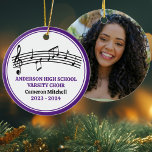 Adorno De Cerámica Navidades Personalizados del coro de la escuela se<br><div class="desc">Este moderno ornamento de Navidad de coro morado de secundaria presenta el nombre del estudiante y corale bajo el equipo musical con notas musicales y de trébol. Personalizar de cantante,  maestra de coro o director de un gran regalo de graduación.</div>