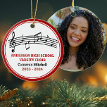 Adorno De Cerámica Navidades Personalizados del coro de secundaria ro<br><div class="desc">Este moderno ornamento de Navidad del coro rojo de la escuela secundaria presenta el nombre del estudiante y corale bajo el equipo musical con notas musicales y de colores tribles. Personalizar de cantante,  maestra de coro o director de un gran regalo de graduación.</div>