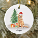 Adorno De Cerámica Navidades personalizados del Golden Retriever Sant<br><div class="desc">Decoren su árbol o den un regalo especial esta temporada de vacaciones con este adorno de navidad de perro santa santa y decoración a juego. Este adorno de navidad dorada recuperador cuenta con un perro acuarela en un árbol y sombrero de santa. Personaliza con el nombre en adelante, hace un...</div>