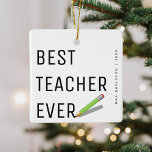 Adorno De Cerámica Navidades personalizados del 'mejor profesor de la<br><div class="desc">¡El mejor profesor de la historia! Diseño sencillo con tipografía,  lápiz,  nombre y año de los profesores. Perfecto adorno de Navidad para agradecer a un profesor todo su apoyo.</div>