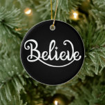 Adorno De Cerámica Navidades personalizados minimalistas y modernos<br><div class="desc">Disfrute del encanto de la temporada de vacaciones con nuestro adorno de cerámica minimalista moderno y elegante para Navidades. Este adorno es la adición perfecta a tu árbol, capturando la esencia de los Navidades en un diseño elegante y contemporáneo. Con un decorado en blanco y negro y adornado con Santa...</div>