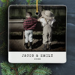 Adorno De Cerámica Navidades personalizados mínimos de una foto de ép<br><div class="desc">Capturar el espíritu de la temporada con nuestro "Minimal Vintage One Photo" Navidades personalizados con un adorno de cerámica. Este adorno combina el encanto clásico con un toque personalizado, presentando su atesorada foto familiar en un marco de máquina de escribir intemporal. El diseño de una foto lo convierte en un...</div>