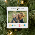 Adorno De Cerámica Navidades retro de color en casa modernos<br><div class="desc">Con un nuevo hogar esta temporada navideña,  acentúa tu árbol de Navidad con un adorno de fotos personalizado con fotos de tu familia o tu nueva casa. Presenta una colorida fuente retro.</div>