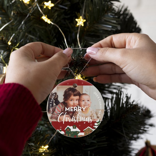 Adorno De Cerámica Navidades rojos Aldea Personalizado Familia Foto K (Red Christmas Village Custom Family Photo Keepsake Ceramic Ornament)