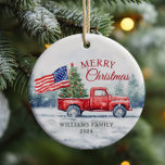 Adorno De Cerámica Navidades rojos vintage Bandera del árbol de Navid<br><div class="desc">Un camión de Navidades rojos con un árbol de Navidad y una tarjeta de Navidades de la bandera estadounidense es una manera festiva de mostrar tu amor por Estados Unidos y enviar deseos de vacaciones a tus amigos y familia.</div>