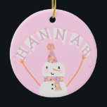 Adorno De Cerámica Navidades rosados  Personalizado de los niños Snow<br><div class="desc">Este adorno incluye un adorable muñeco de nieve rosa y naranja. Perfecto para los niños durante las vacaciones. Se puede agregar un nombre al cartel y al texto del personalizado en la parte posterior.</div>