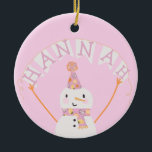 Adorno De Cerámica Navidades rosados  Personalizado de los niños Snow<br><div class="desc">Este adorno incluye un adorable muñeco de nieve rosa y naranja. Perfecto para los niños durante las vacaciones. Se puede agregar un nombre al cartel y al texto del personalizado en la parte posterior.</div>