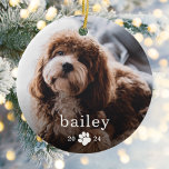 Adorno De Cerámica Navidades simples de fotos de perros para la impre<br><div class="desc">Sencillos Navidades de fotografía de perro de Paw Print. El ornamento cerámico es un elegante y moderno adorno vacacional con el nombre de su perro que aparece en la tipografía clásica en blanco sobre su fotografía de tamaño completo.</div>