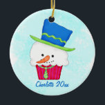 Adorno De Cerámica Navidades Snowman Cupcake Nombre personalizado<br><div class="desc">Personaliza este adorno para mantener a los Navidades o adorno de invierno con la fecha de personalizable para ti mismo o como regalo para las vacaciones. El quequito de muñeca de nieve lleva puesto un sombrero azul con acentos verdes y una corbata de cuello verde lima con puntos azules. El...</div>