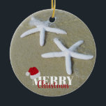 Adorno De Cerámica Navidades Summer Starfish Beach navidades<br><div class="desc">Un diseño de Navidades de playa de verano festivo que exhibe el pez estrella en la arena con las palabras "Feliz Navidad" y sombrero de Santa. La temática costera de Navidad perfecta para sus celebraciones y decoración festivas.</div>