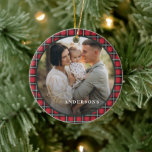 Adorno De Cerámica Navidades tradicionales rojos personalizados tartá<br><div class="desc">Navidades de color rojo y verde tartán adornan elegante decoración de vacaciones. Texto del guión de efecto dorado. Diseño tradicional moderno.</div>