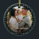 Adorno De Cerámica Navidades tradicionales y ecologistas del tartán<br><div class="desc">Navidades escoceses verdes adornan elegante decoración de vacaciones. Texto del guión de efecto dorado. Diseño tradicional moderno.</div>