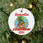 Adorno De Cerámica Navidades Tropical Beach Dabbing Pineapple<br><div class="desc">Este diseño puede ser personalizado en el área proporcionada cambiando la foto y/o el texto. O puede personalizarse haciendo clic en Personalizar esta plantilla y, a continuación, eligiendo la opción de hacer clic en el personalizar y eliminando o cambiando el color del fondo, agregando texto, cambiando el color o estilo...</div>