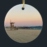 Adorno De Cerámica Newport Beach en Sunset, California<br><div class="desc">Vistas a la playa de Newport desde la torre 52 de socorristas que da al sur hacia el muelle. Cielos rosados con arena brillando también. Foto tomada en noviembre de 2022.</div>