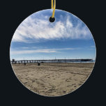 Adorno De Cerámica Newport Pier, Newport Beach, California<br><div class="desc">Vista del muelle de Newport en Newport Beach,  California. El muelle,  construido en 1889,  es un punto de referencia de Newport Beach. ¡Es un lugar muy popular para los pescadores y surfistas locales! Foto tomada en noviembre de 2022.</div>
