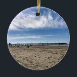 Adorno De Cerámica Newport Pier, Newport Beach, California<br><div class="desc">Vista del muelle de Newport en Newport Beach,  California. El muelle,  construido en 1889,  es un punto de referencia de Newport Beach. ¡Es un lugar muy popular para los pescadores y surfistas locales! Foto tomada en noviembre de 2022.</div>
